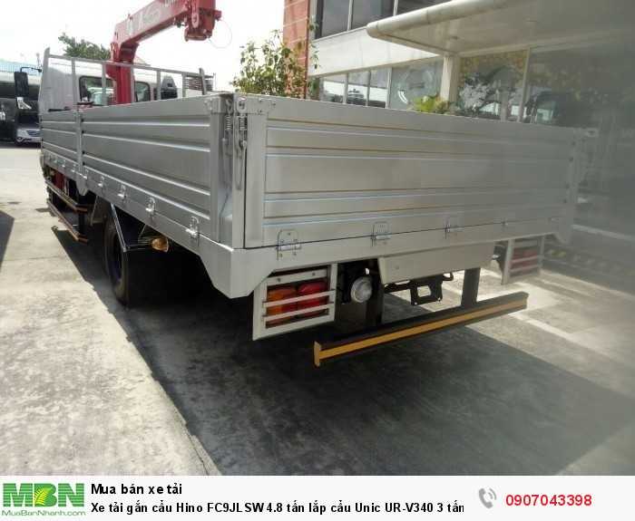 Xe tải gắn cẩu Hino FC9JLSW 4.8 tấn lắp cẩu Unic UR-V340 3 tấn, trả trước 200 triệu, giao luôn xe