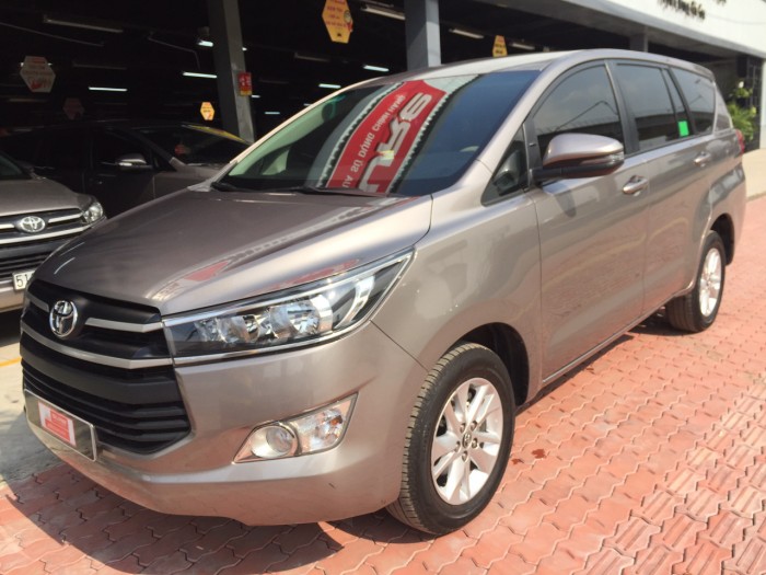 Bán xe Innova số sàn đời 2018 màu Đồng