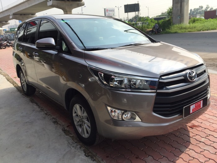 Bán xe Innova số sàn đời 2018 màu Đồng