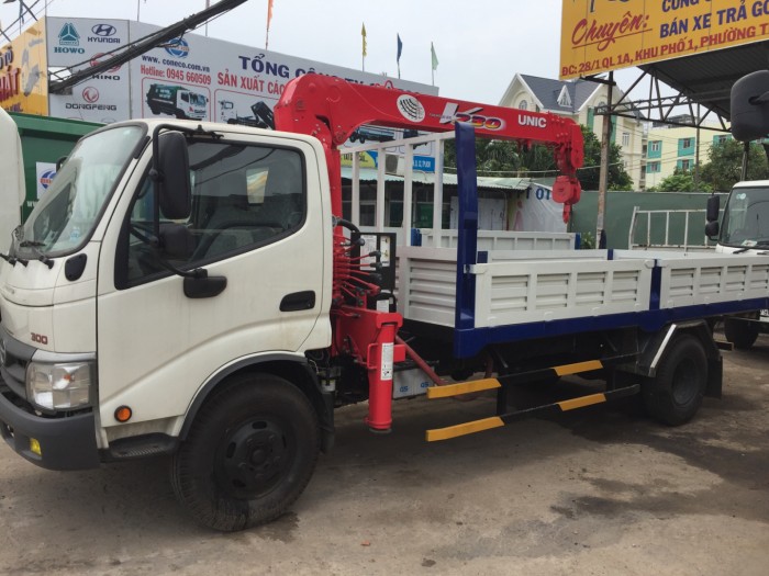 Xe tải Hino WU352L gắn cẩu UNIC 2.3 tấn UR-V233 tại Ô Tô Miền Nam