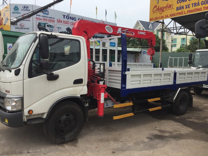 Xe tải Hino WU352L gắn cẩu UNIC 2.3 tấn UR-V233 tại Ô Tô Miền Nam