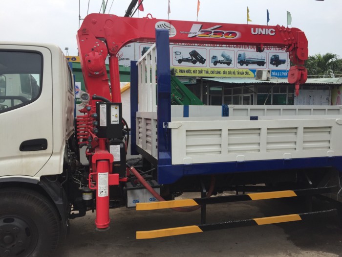 Xe tải Hino WU352L gắn cẩu UNIC 2.3 tấn UR-V233 tại Ô Tô Miền Nam