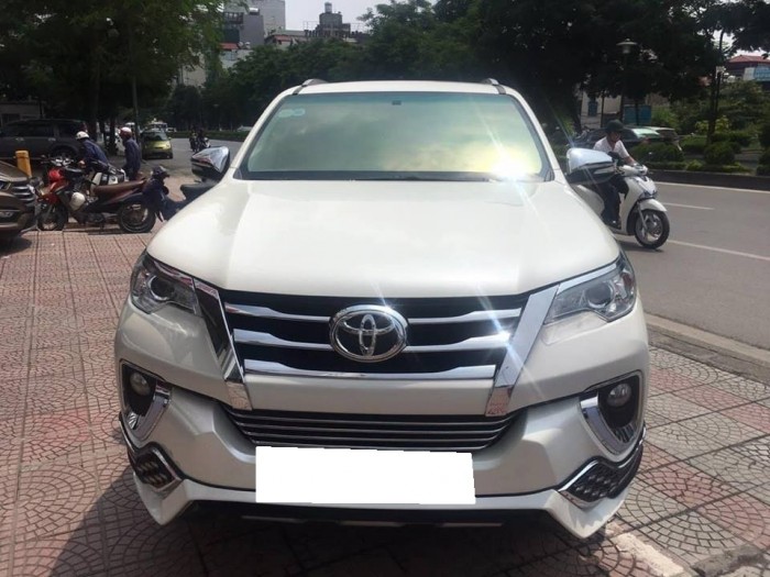 Gia đình cần bán Fortuner 2018, số tự động, máy xăng, màu trắng