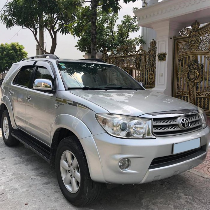 Bán Toyota Fortuner V 2010 Bạc xe gia đình chính chủ