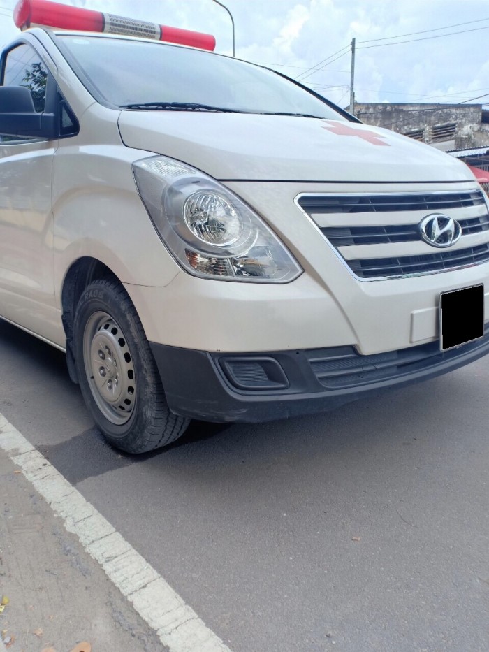 Cần bán Hyundai Starex 11/2017 máy dầu 2.4L số sàn màu trắng