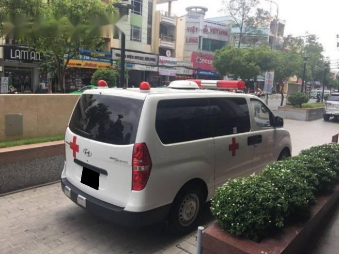 Cần bán Hyundai Starex 11/2017 máy dầu 2.4L số sàn màu trắng