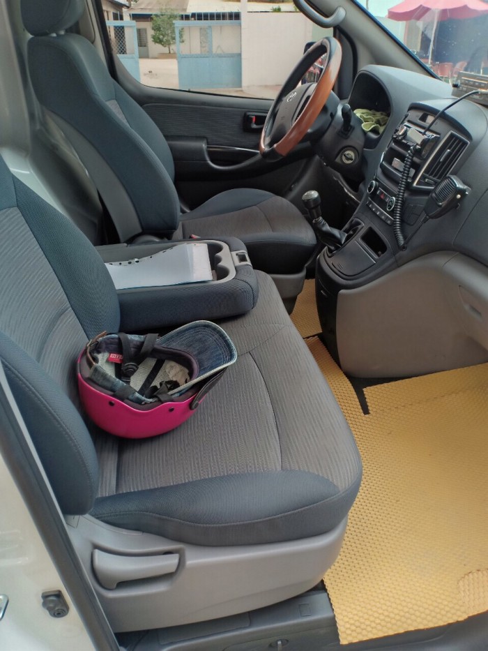 Cần bán Hyundai Starex 11/2017 máy dầu 2.4L số sàn màu trắng