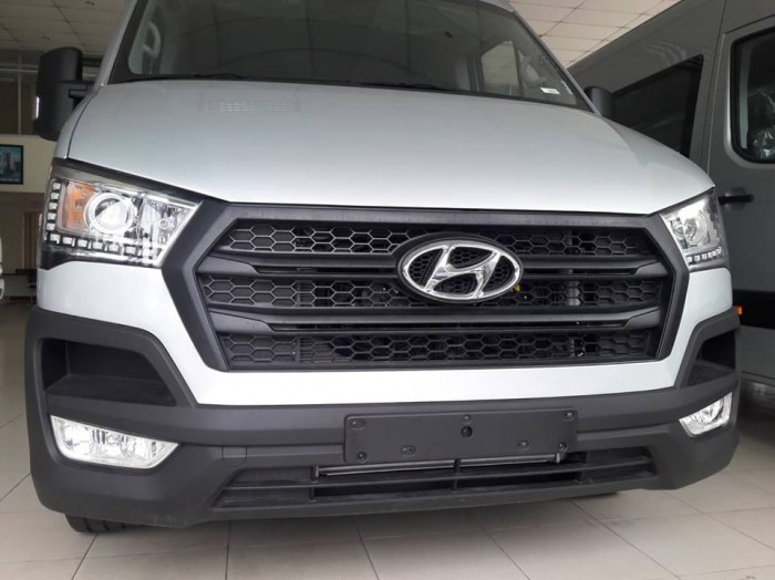 Xe 16 chỗ hyundai solati màu bạc - hỗ trợ mua xe trả góp đến 80% , thời gian vay đến 72 tháng