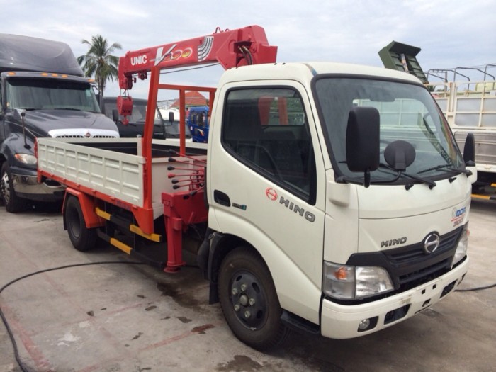 Xe tải gắn cẩu Hino 1.9 tấn XZU650L, gắn cẩu Unic V340 3 tấn, trả trước 80 triệu, giao luôn xe