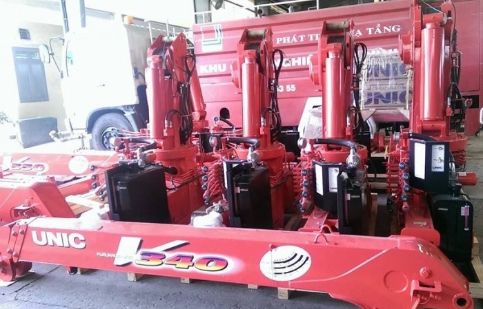 Giá xe tải gắn cẩu Isuzu FRR90N tải trọng 5 tấn, gắn cẩu unic 3 tấn, trả trước 200 triệu giao luôn xe