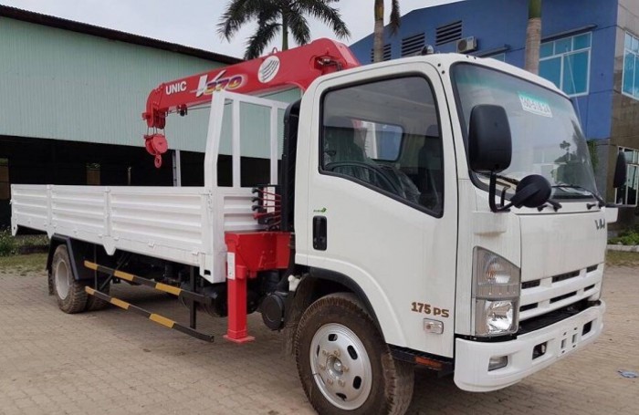 Giá xe tải gắn cẩu Isuzu FRR90N tải trọng 5 tấn, gắn cẩu unic 3 tấn, trả trước 200 triệu giao luôn xe