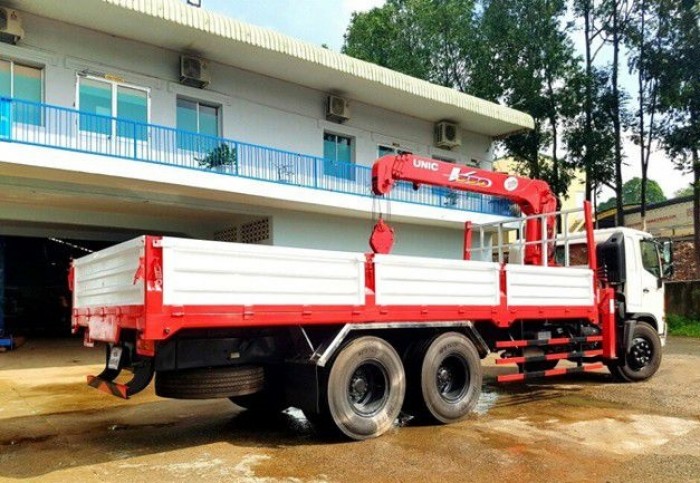 Giá xe tải Hino FL 13.8 tấn, gắn cẩu unic 5 tấn, trả trước 200 triệu, giao luôn xe