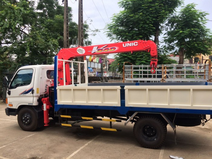 Giá xe tải Hyundai HD700 gắn cẩu unic 3 tấn, trả trước chỉ 300 triệu giao luôn xe