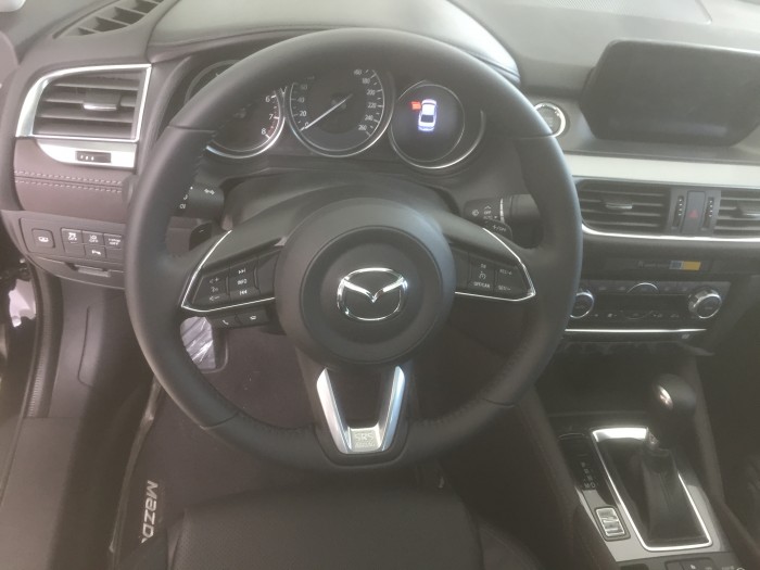 Mazda 3 2018 2.0 khuyến mãi khủng trong thang 10