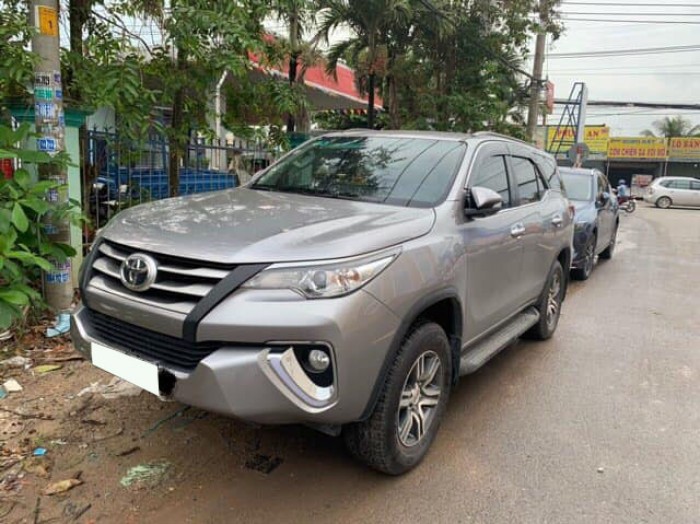 Chính chủ cần bán Toyota Fortuner 2017 màu bạc nhập nguyên chiếc