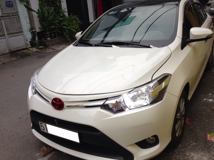 Cần bán xe Toyota Vios đời 2017 số tự động màu trắng