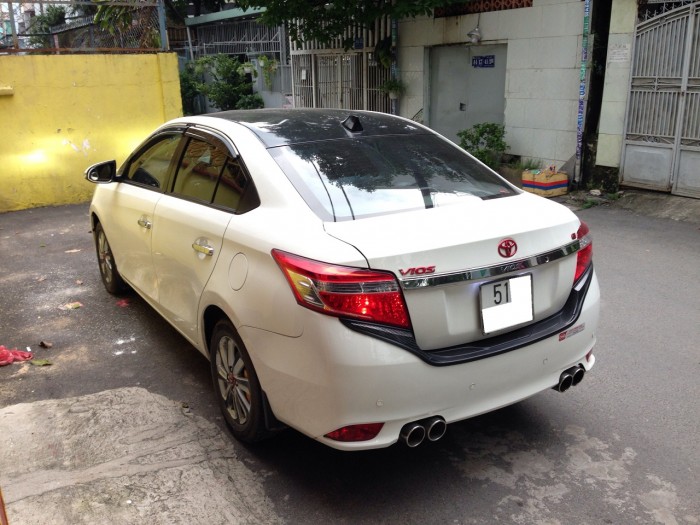 Cần bán xe Toyota Vios đời 2017 số tự động màu trắng