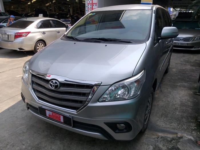 Bán xe Innova số tự động đời 2015 màu Bạc