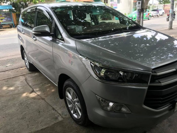 Cần bán xe Toyota Innova 2017 số sàn màu xám