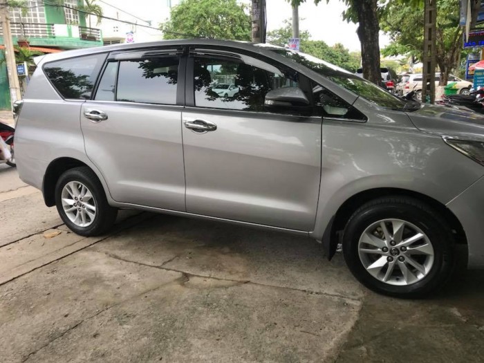 Cần bán xe Toyota Innova 2017 số sàn màu xám