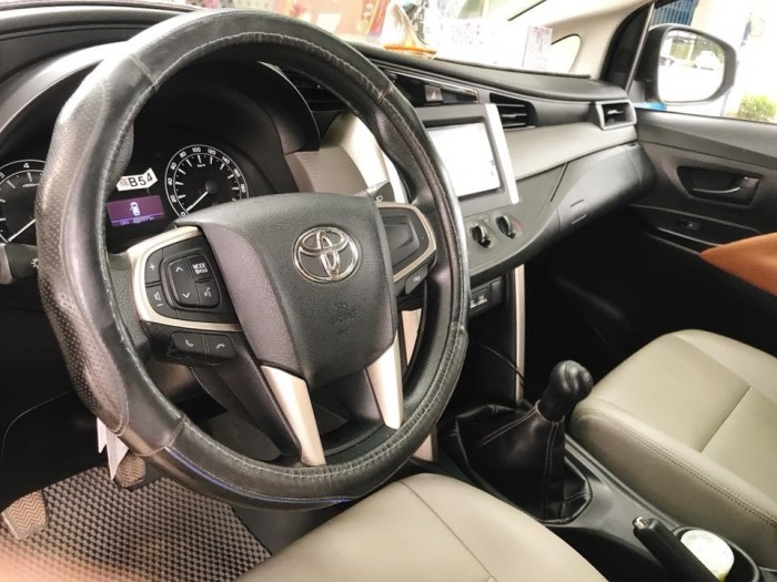 Cần bán xe Toyota Innova 2017 số sàn màu xám