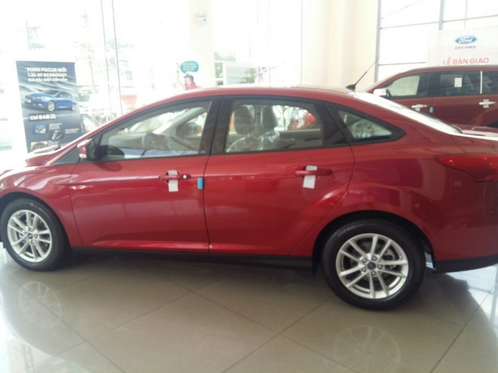 Ford Focus 2018 tặng bảo hiểm, màn hình DVD,CAMERA LÙI,PHIM,LÓT SÀN...