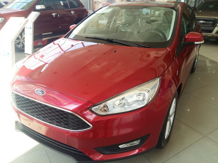 Ford Focus 2018 tặng bảo hiểm, màn hình DVD,CAMERA LÙI,PHIM,LÓT SÀN...