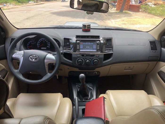 Bán gấp Fortuner G 2015 máy dầu số sàn màu bạc xe đẹp