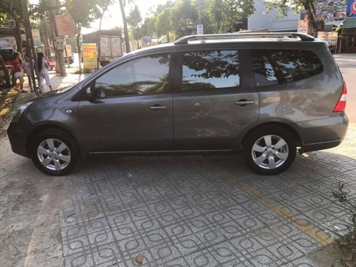Cần tiền bán Nissan Livina 2011 số sàn màu xám xe đẹp