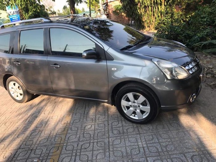 Cần tiền bán Nissan Livina 2011 số sàn màu xám xe đẹp