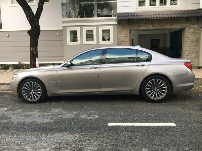 Gia đình cần bán BMW 750 li nhập mỹ, sx 2011, màu vàng cát,