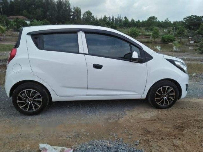 Cần bán gấp Chevrolet Spark 2017, số sàn, màu trắng