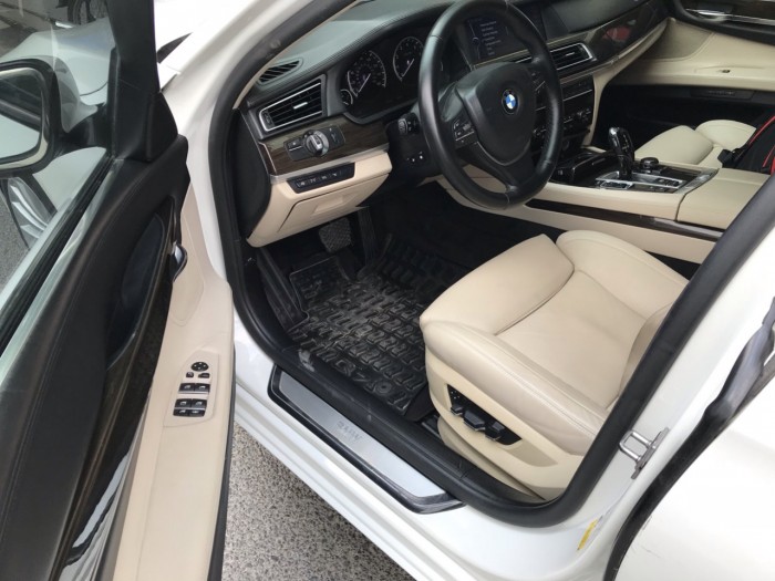 Bán Xe BMW 750LI 2010 at Trắng xe Ngọc Trinh Chính chủ