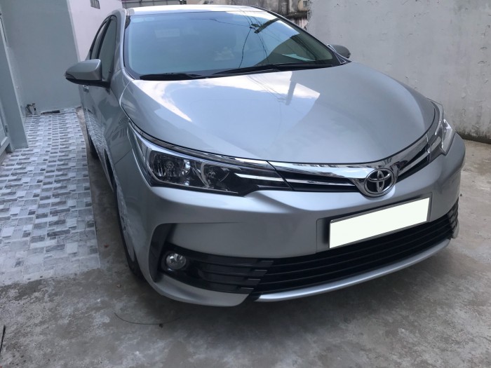 Cần bán gấp xe Toyota Corolla Altis 1.8E màu bạc  số tự động đời 2017