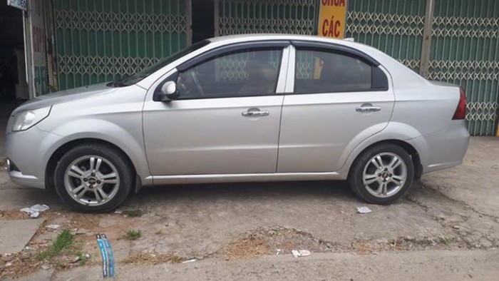 Cần bán Chevrolet Aveo 2017 số sàn màu bạc xe đẹp mới.