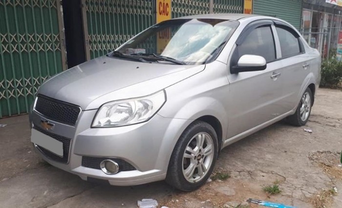 Cần bán Chevrolet Aveo 2017 số sàn màu bạc xe đẹp mới.