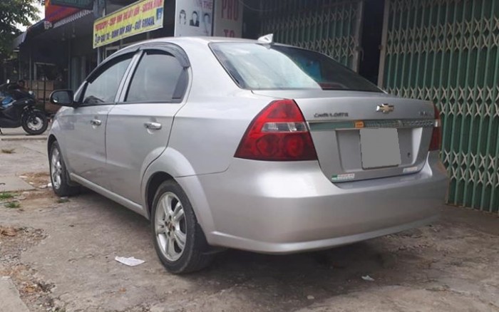 Cần bán Chevrolet Aveo 2017 số sàn màu bạc xe đẹp mới.