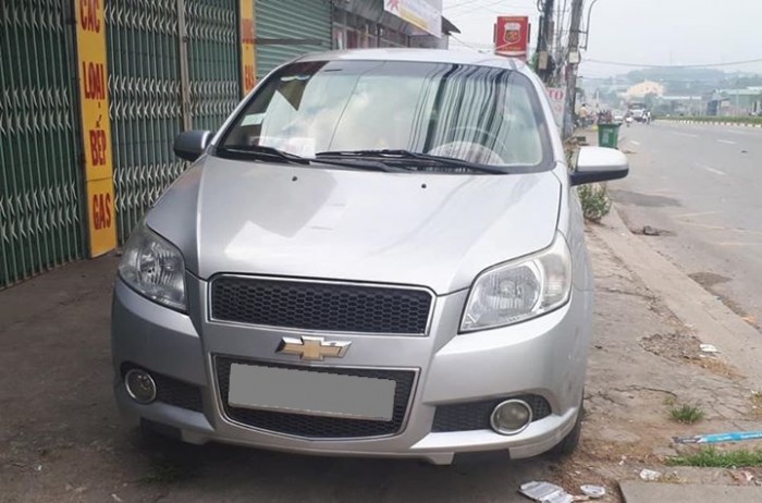Cần bán Chevrolet Aveo 2017 số sàn màu bạc xe đẹp mới.