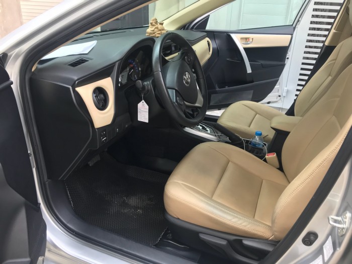 Cần bán gấp xe Toyota Corolla Altis 1.8E màu bạc số tự động đời 2017 .