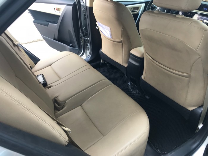 Cần bán gấp xe Toyota Corolla Altis 1.8E màu bạc số tự động đời 2017 .