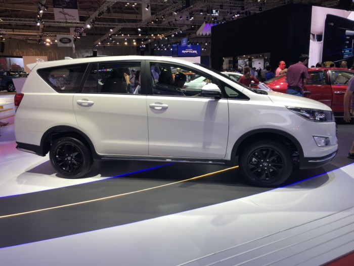 Toyota Innova 2.0 Ventuner Màu Trắng Ngọc Trai 2019 Mới