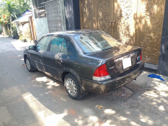 Gia đình cần bán ford leser 2005, màu xám bạc, gia đình trùm mền ít đi