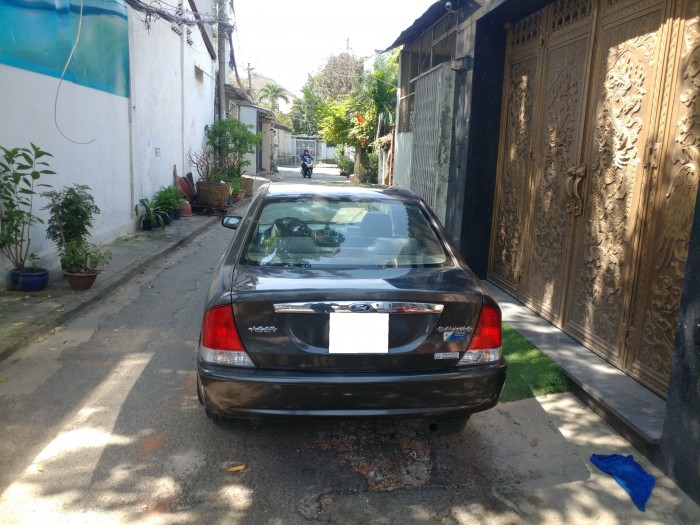 Gia đình cần bán ford leser 2005, màu xám bạc, gia đình trùm mền ít đi