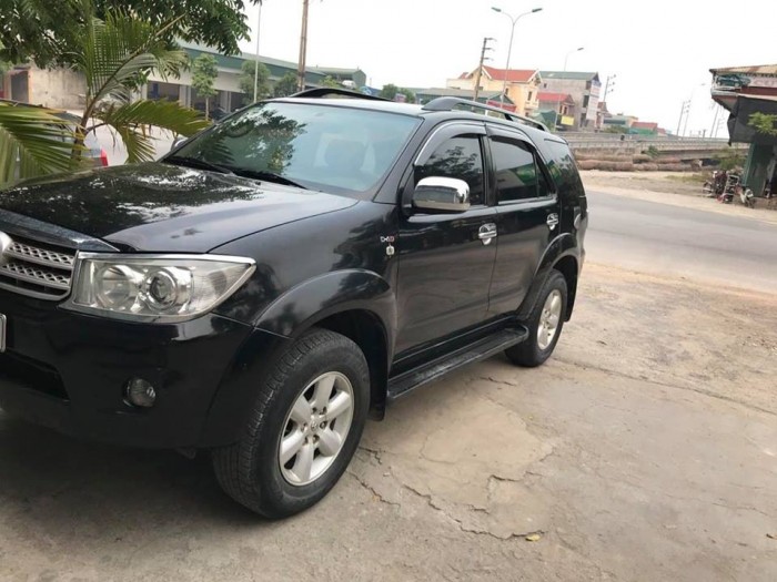 Cần tiền xây nhà bán gấp Toyota  Fortuner đời 2011,màu đen bóng