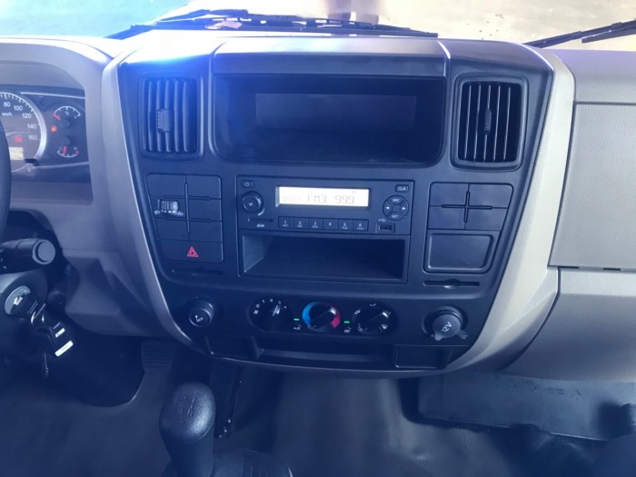 Xe tải Hyundai IZ65 1.9 tấn thùng kín inox trả trước 100 triệu giao luôn xe