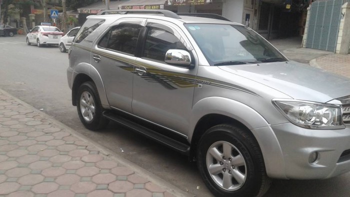 Cần bán xe Toyota Fortuner 2010 máy xăng số tự động màu bạc