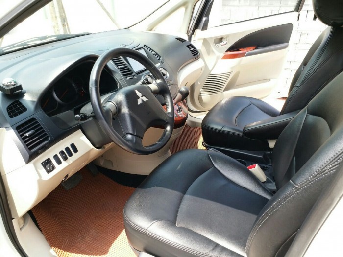 Mitsubishi Grandis Limited đời 2011 màu trắng Biển Hà Nội