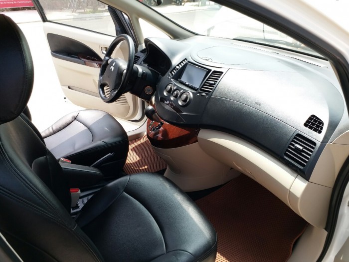 Mitsubishi Grandis Limited đời 2011 màu trắng Biển Hà Nội