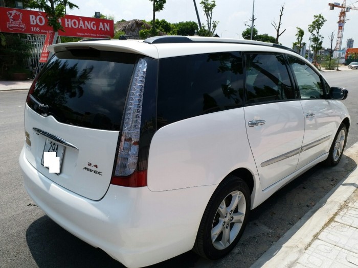 Mitsubishi Grandis Limited đời 2011 màu trắng Biển Hà Nội