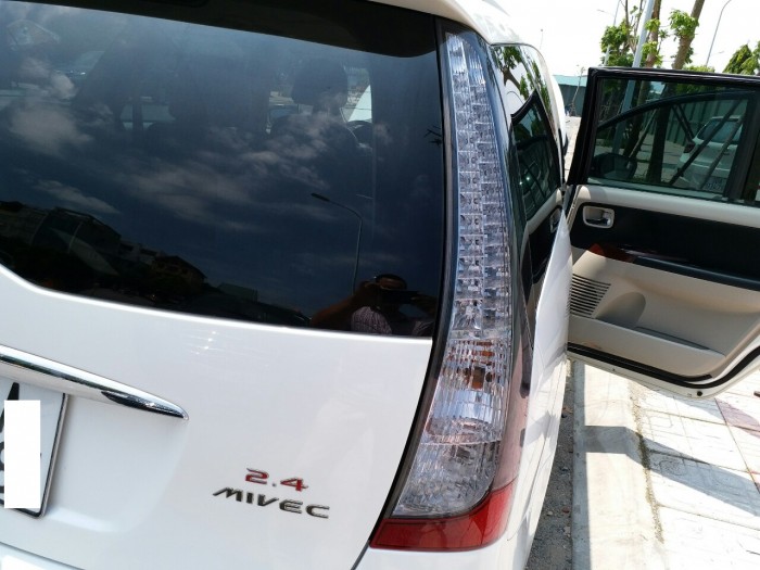 Mitsubishi Grandis Limited đời 2011 màu trắng Biển Hà Nội